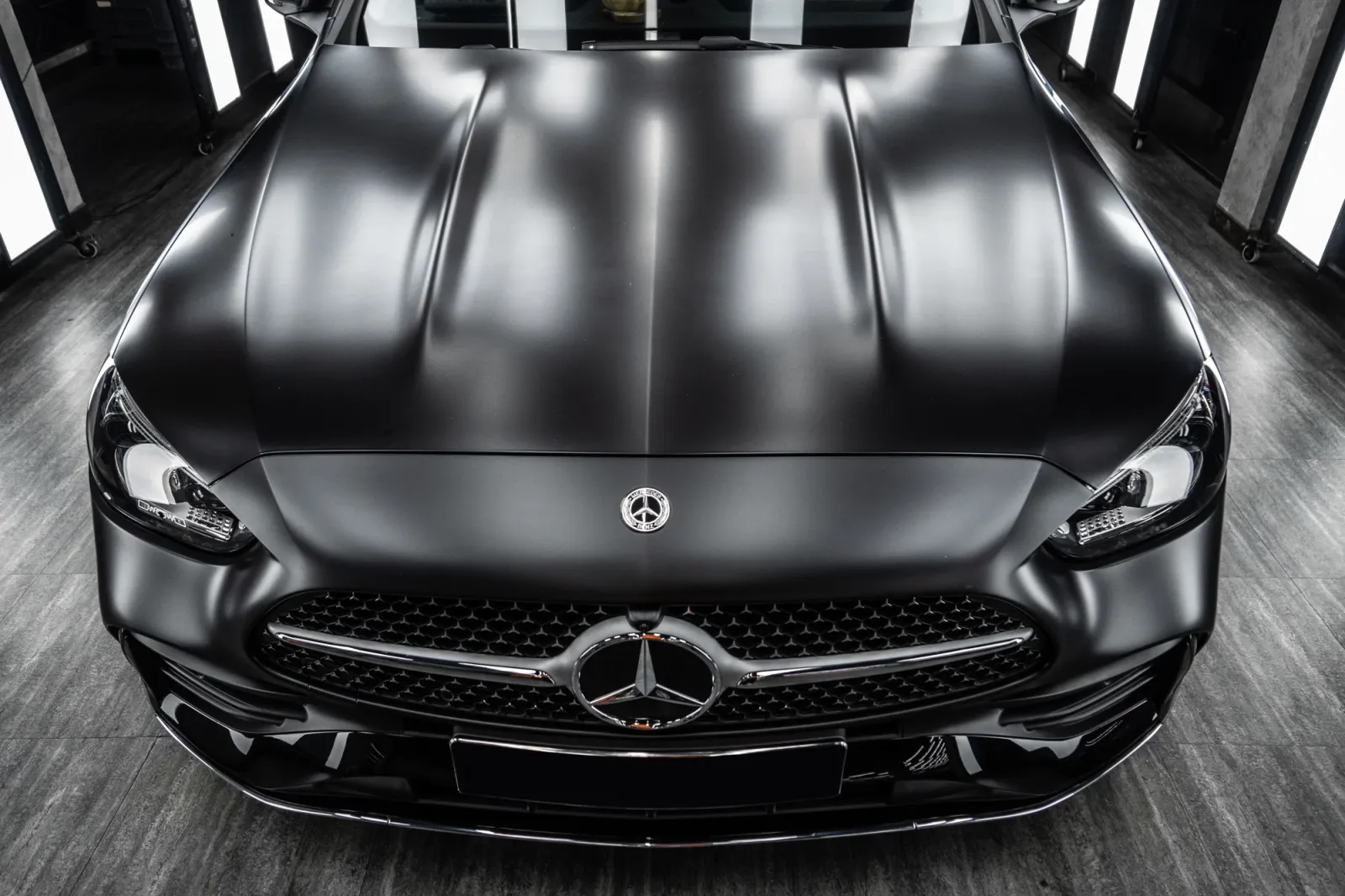 Dán đổi màu xe Mercedes-Benz C300 Satin Black hoàn thiện tổng thể capo