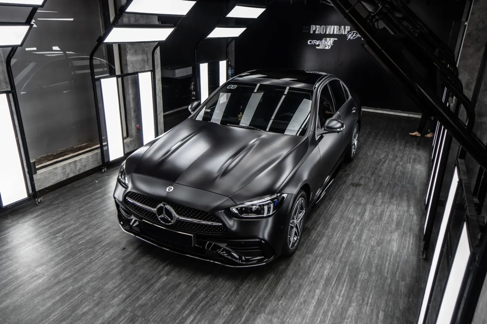 Dán đổi màu xe Mercedes-Benz C300 Satin Black góc cao tổng thể