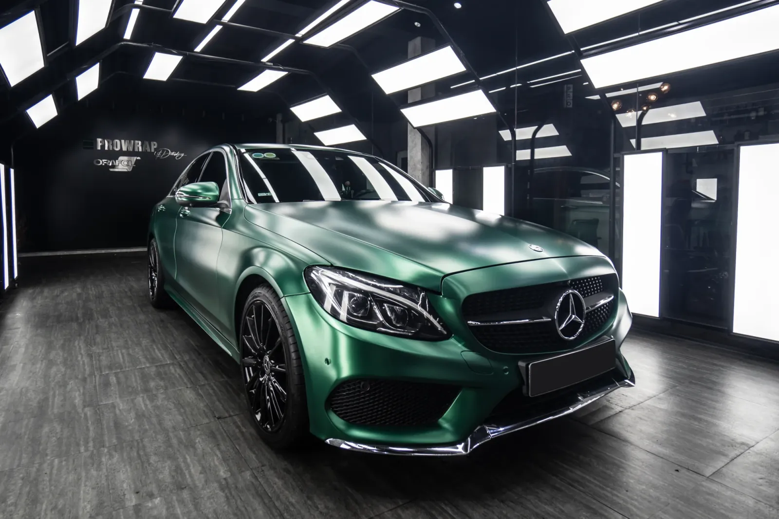 Dán đổi màu xe Mercedes-Benz C300 Satin Royal Green góc 3/4 phía trước