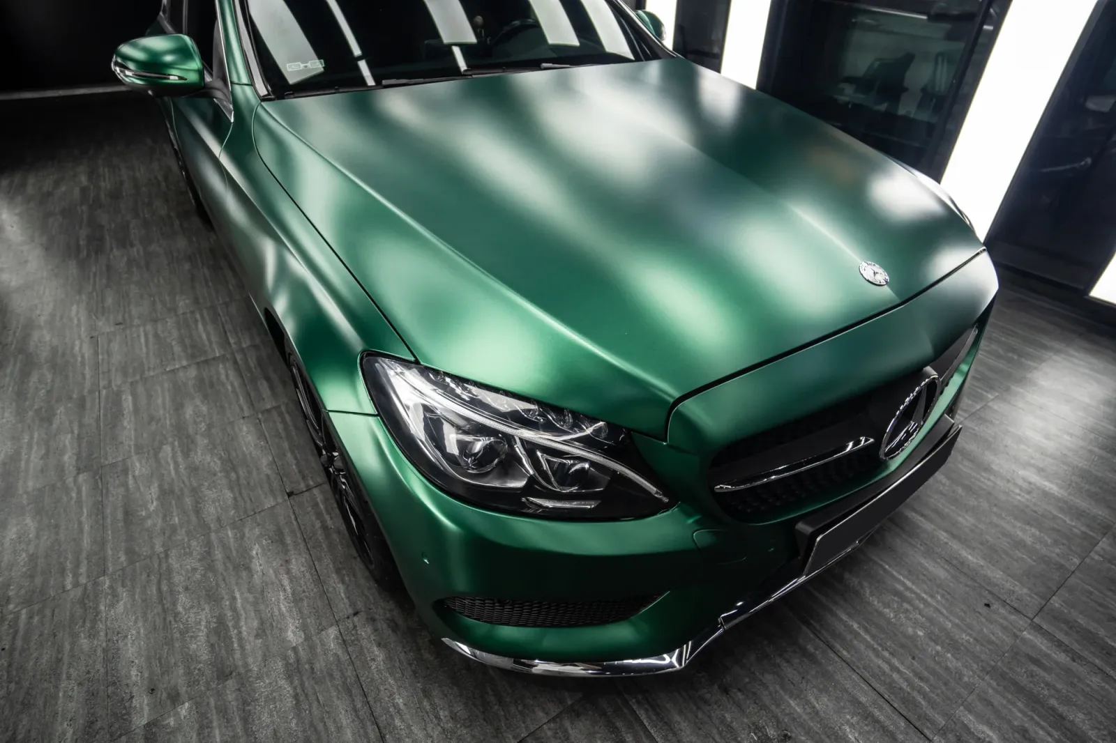 Dán đổi màu xe Mercedes-Benz C300 Satin Royal Green phần đầu