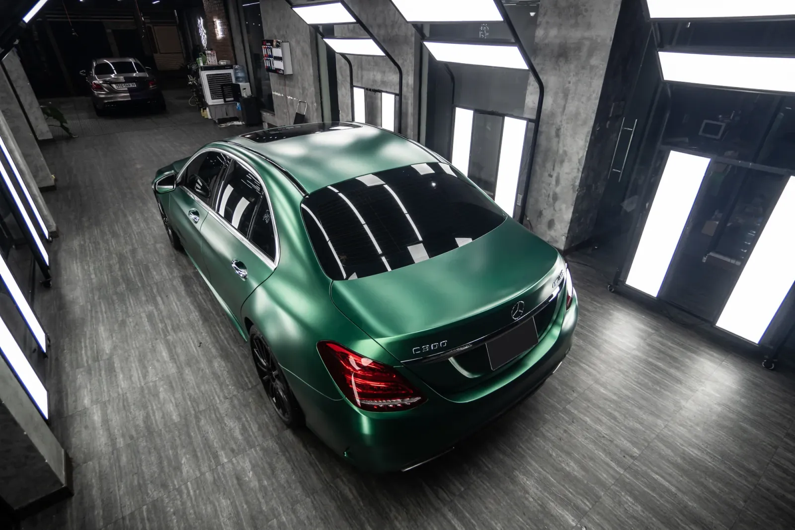 Dán đổi màu xe Mercedes-Benz C300 Satin Royal Green hoàn thiện ngoại thất