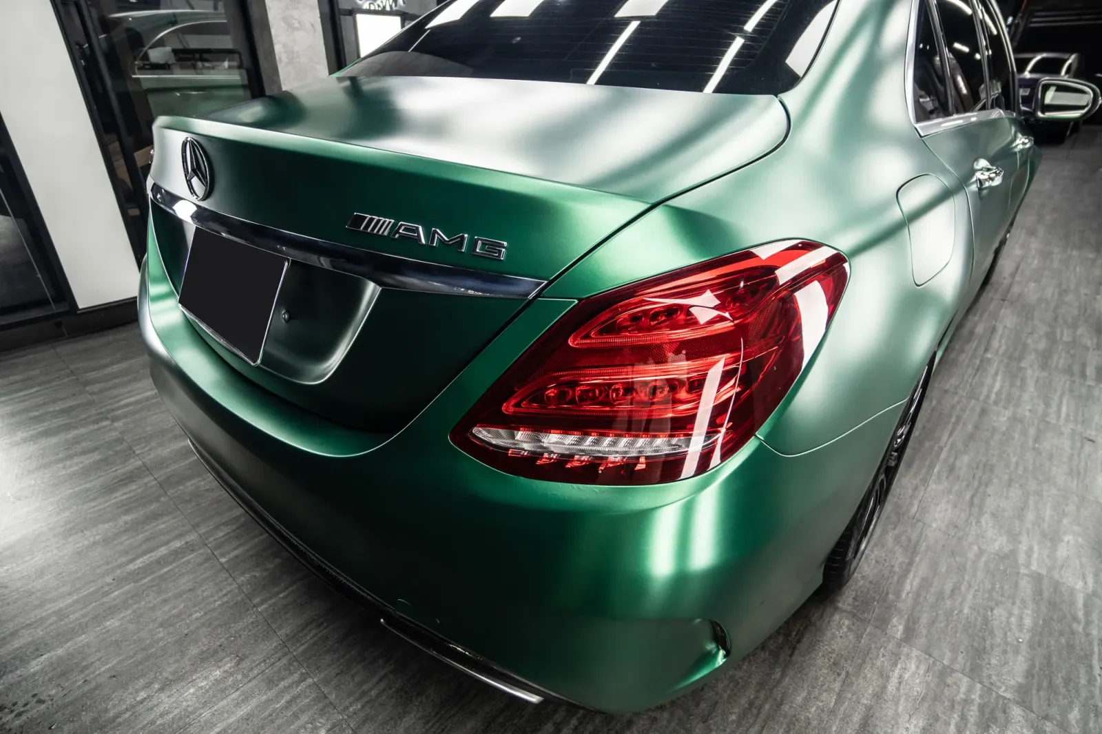 Dán đổi màu xe Mercedes-Benz C300 Satin Royal Green phần đuôi
