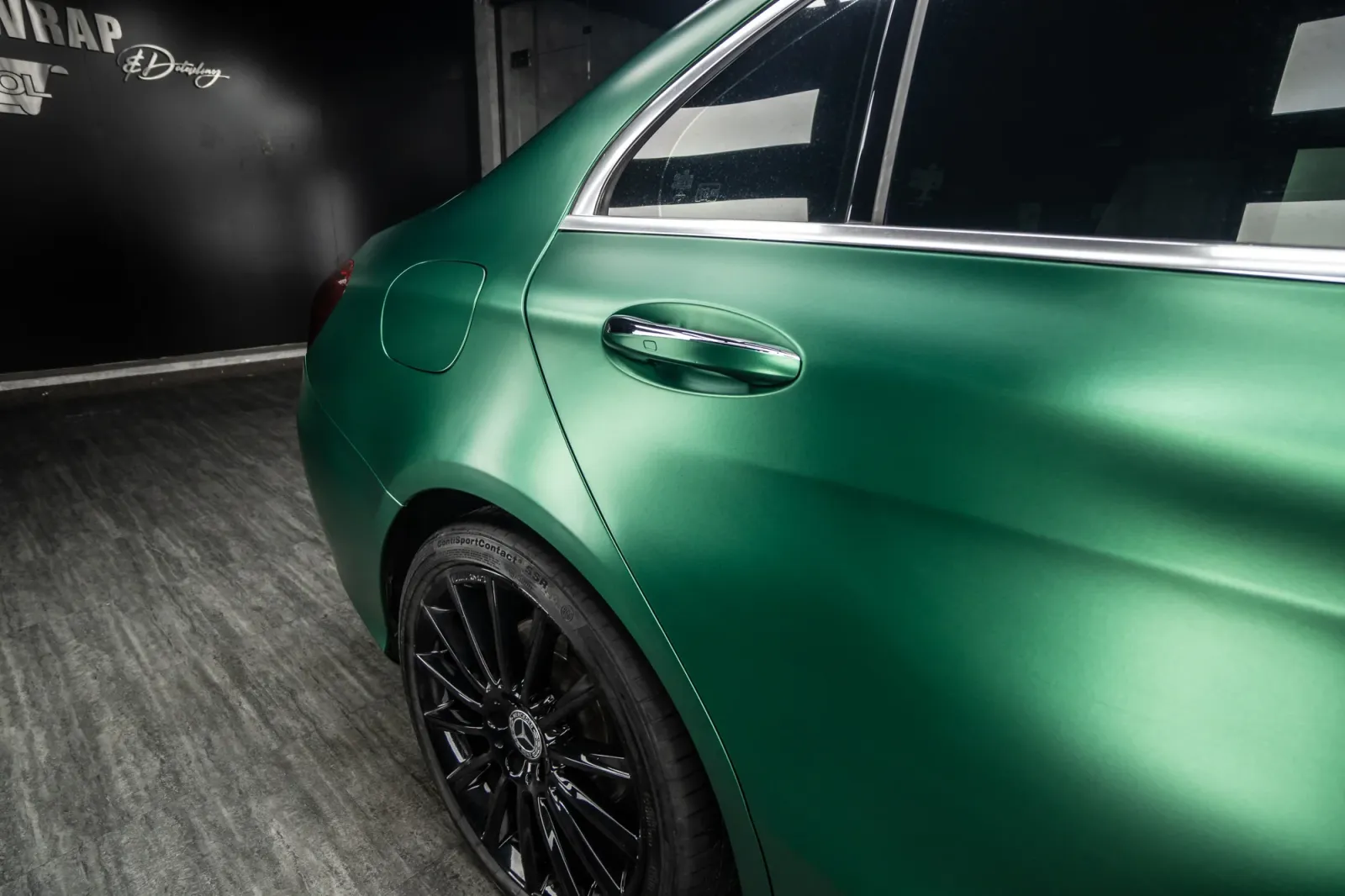 Dán đổi màu xe Mercedes-Benz C300 Satin Royal Green chi tiết hông xe