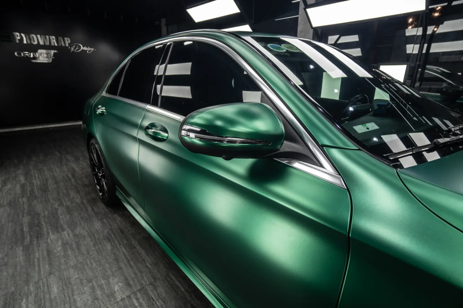 Dán đổi màu xe Mercedes-Benz C300 Satin Royal Green chi tiết cửa và thân xe