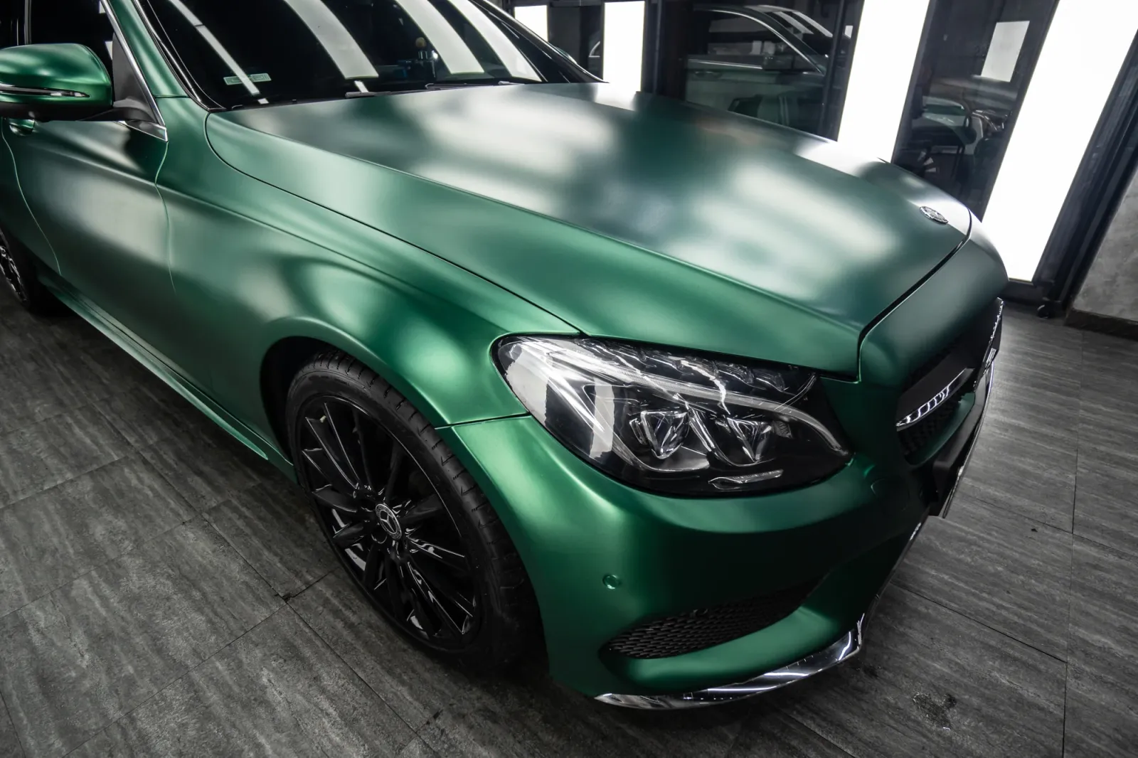 Dán đổi màu xe Mercedes-Benz C300 Satin Royal Green chi tiết cụm đèn trước