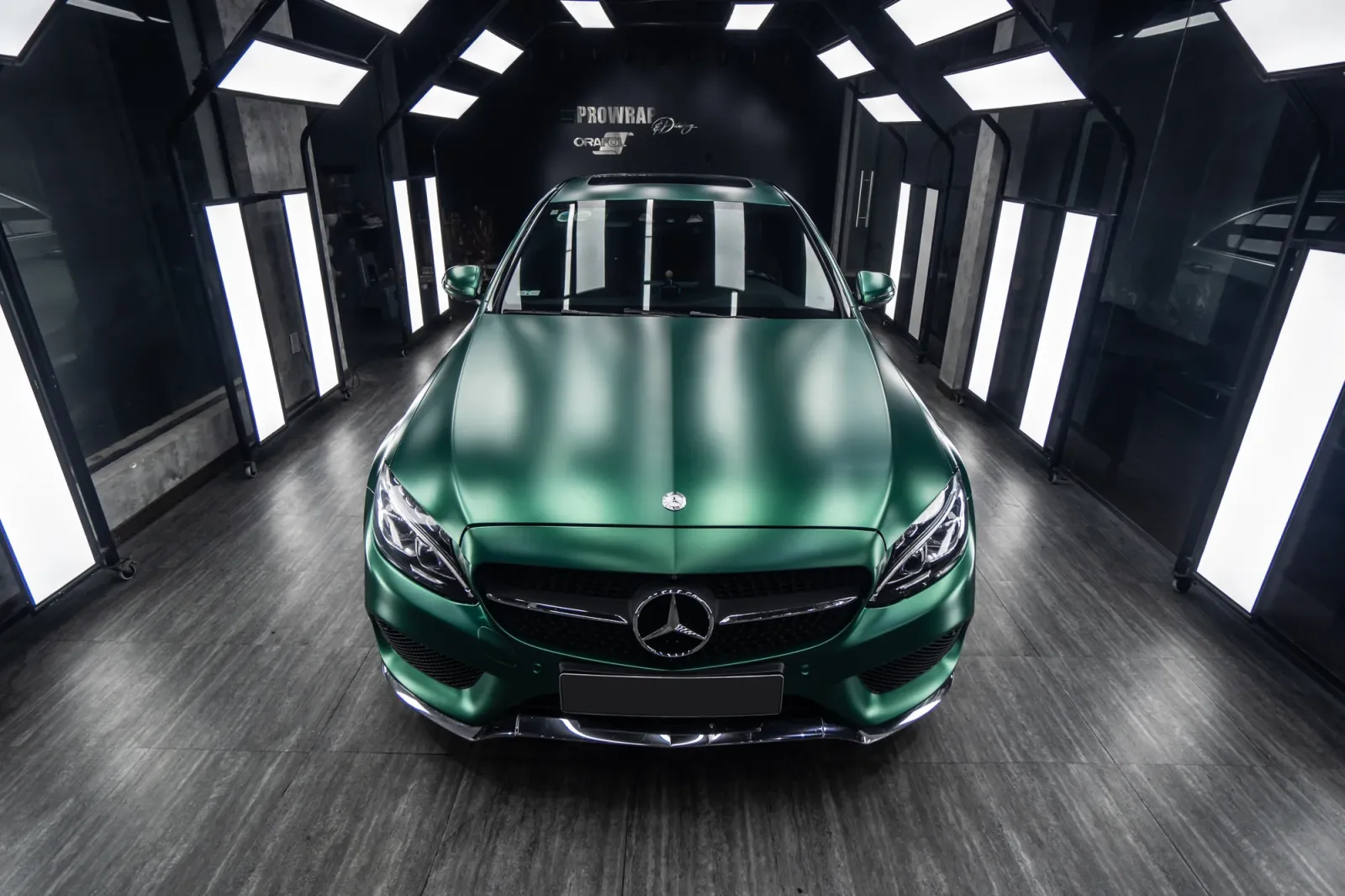 Dán đổi màu xe Mercedes-Benz C300 Satin Royal Green tổng thể chính diện
