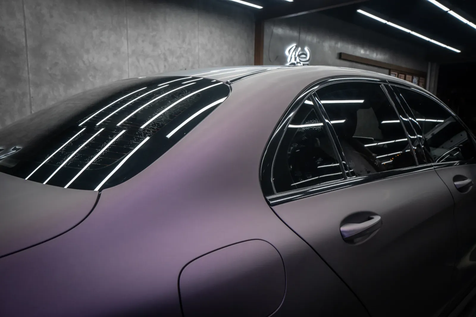 Dán đổi màu xe Mercedes C300 Matte Dark Violet góc phía sau