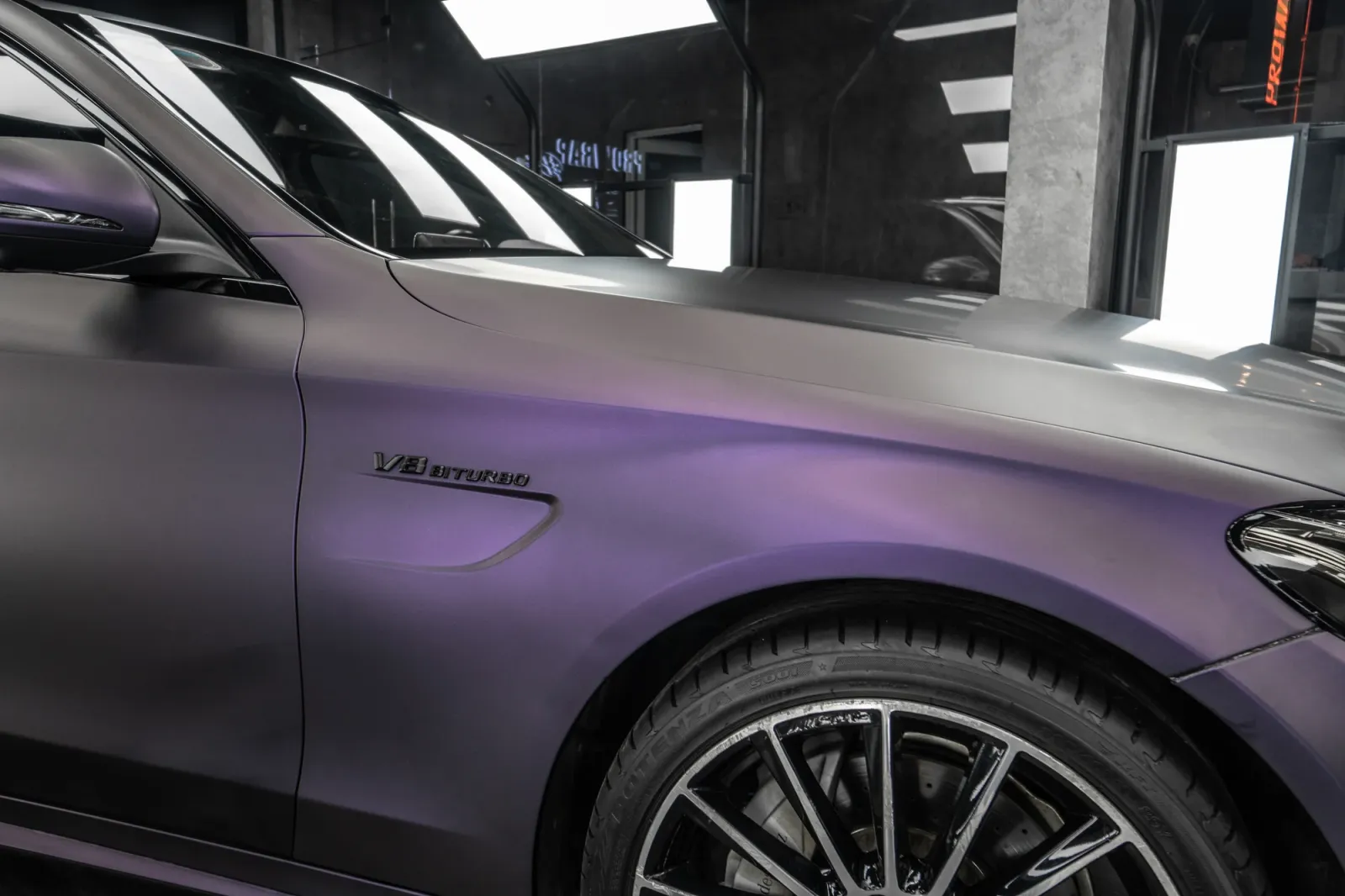 Dán đổi màu xe Mercedes C300 Matte Dark Violet cận cảnh ngoại thất