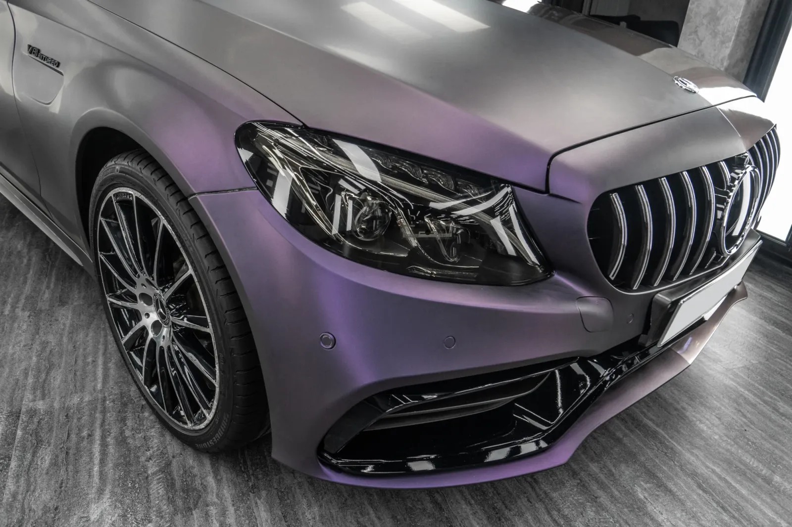 Dán đổi màu xe Mercedes C300 Matte Dark Violet chi tiết capo và đèn trước