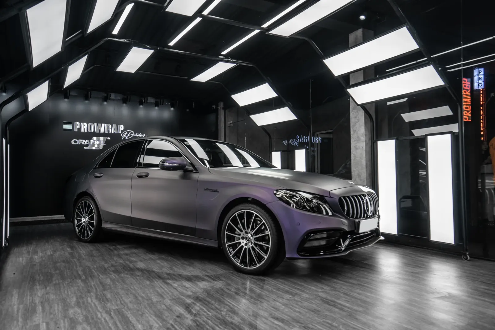 Dán đổi màu xe Mercedes C300 Matte Dark Violet góc 3/4 phía trước