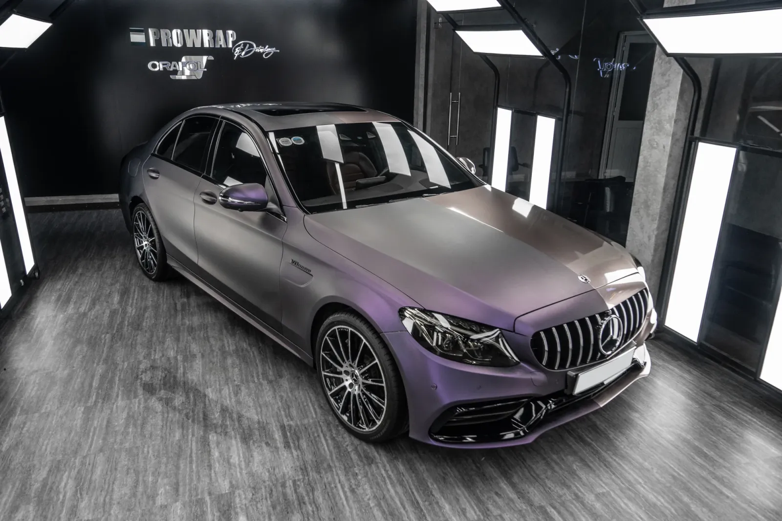 Mercedes C300 Matte Dark Violet chi tiết bề mặt matte và ngoại thất