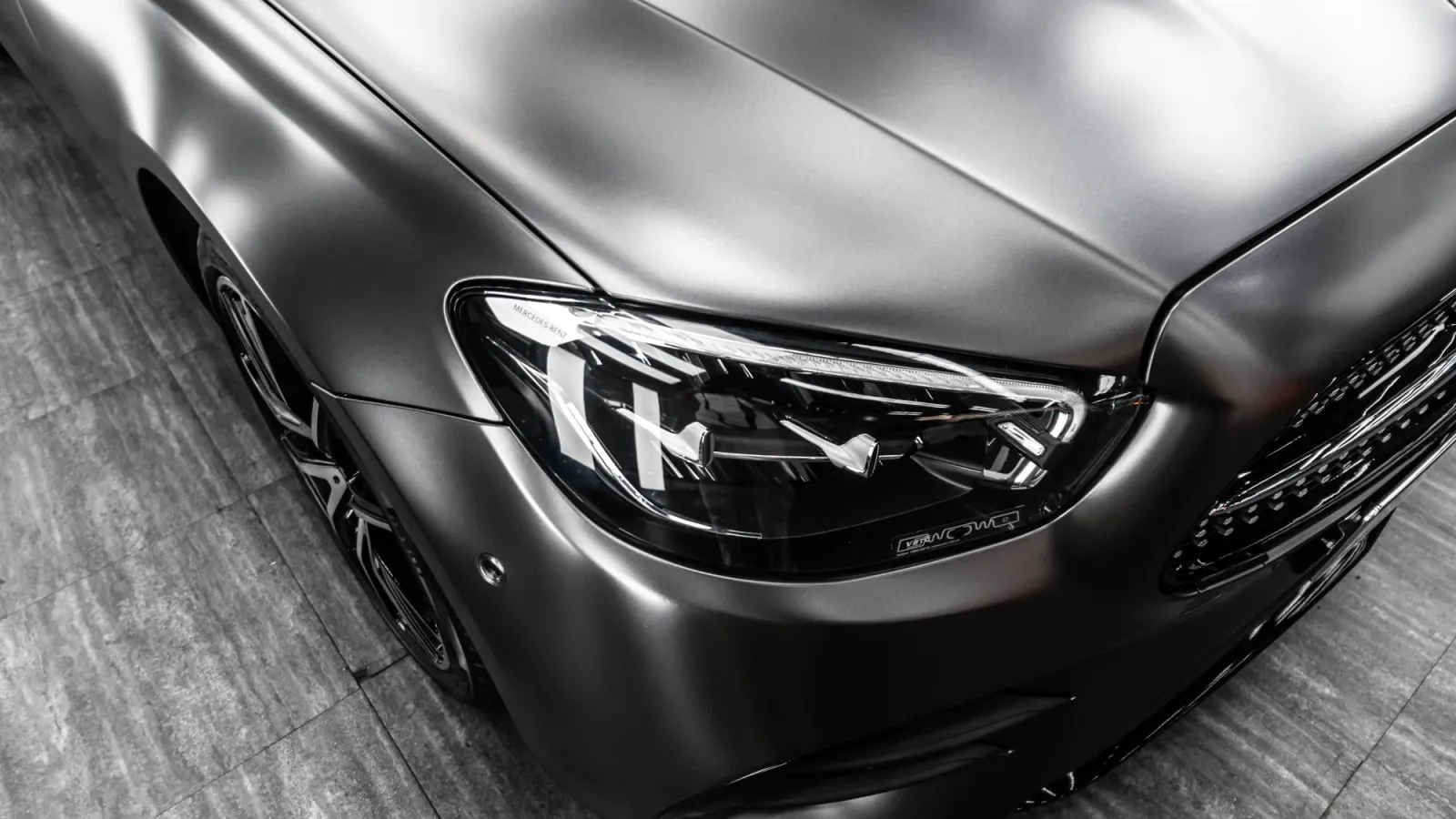 Dán đổi màu xe Mercedes-Benz E300 Matte AMG Gray góc cận đầu xe