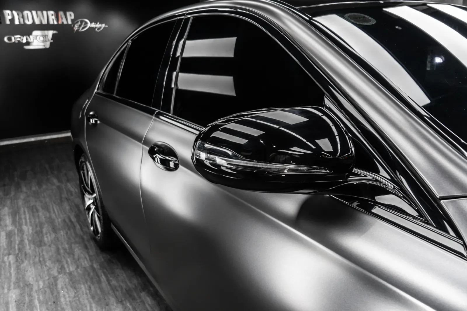 Dán đổi màu xe Mercedes-Benz E300 Matte AMG Gray phần đầu và gương