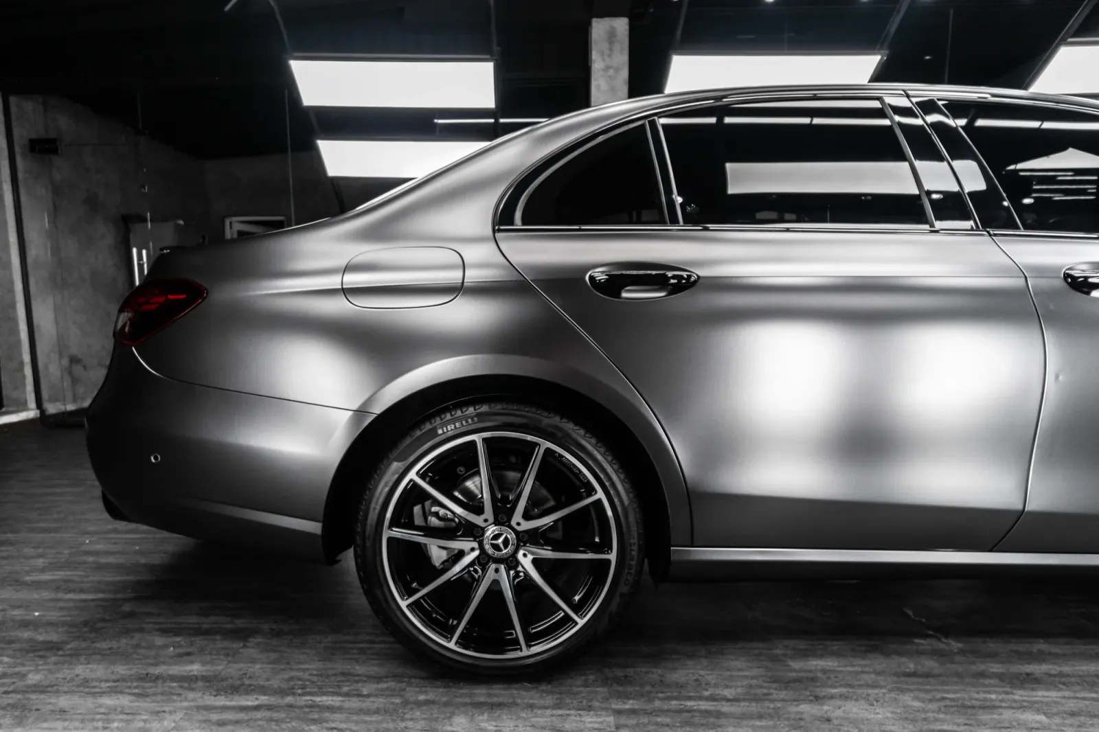 Mercedes-Benz E300 Matte AMG Gray góc hông sau và vòm bánh sau
