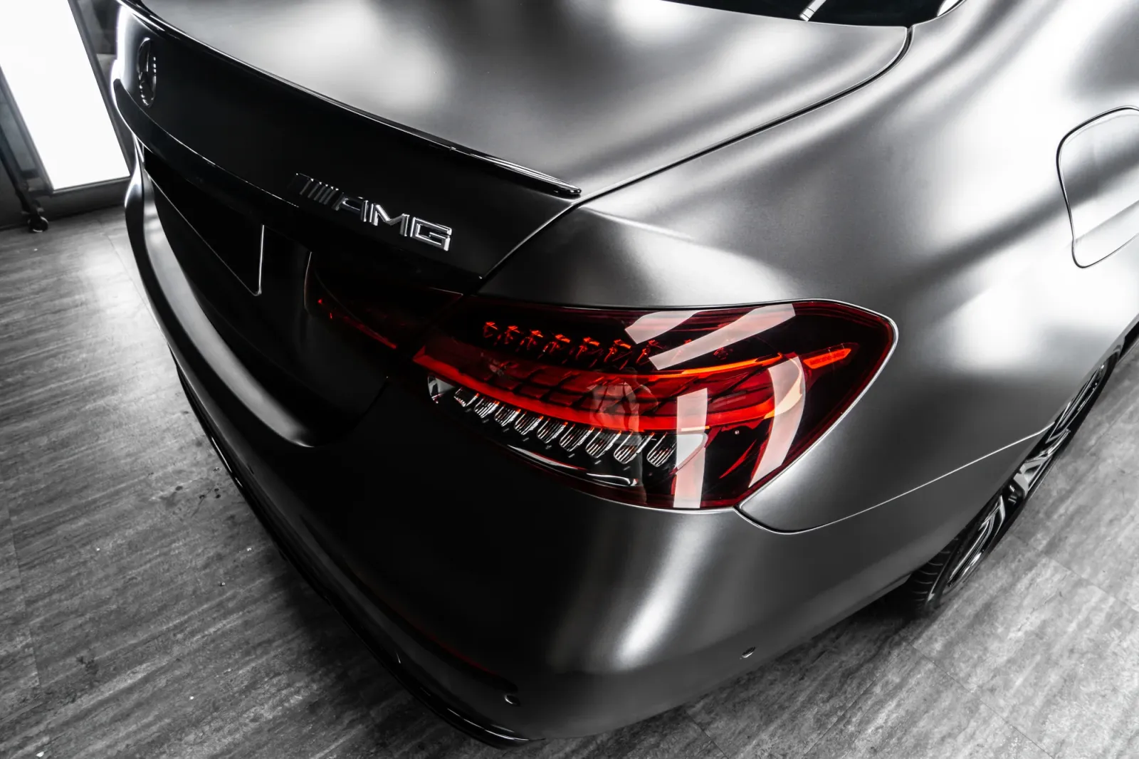 Dán đổi màu xe Mercedes-Benz E300 Matte AMG Gray phần đuôi