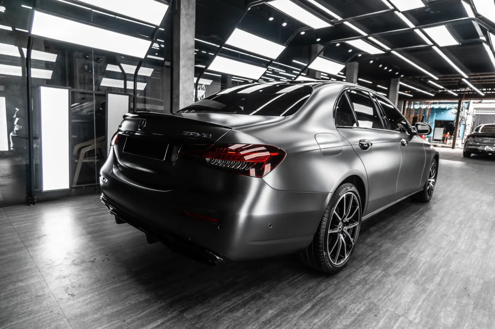 Dán đổi màu xe Mercedes-Benz E300 Matte AMG Gray hoàn thiện ngoại thất