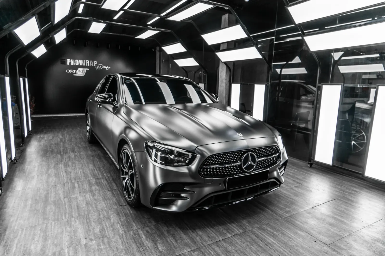 Dán đổi màu xe Mercedes-Benz E300 Matte AMG Gray phần thân và cửa xe