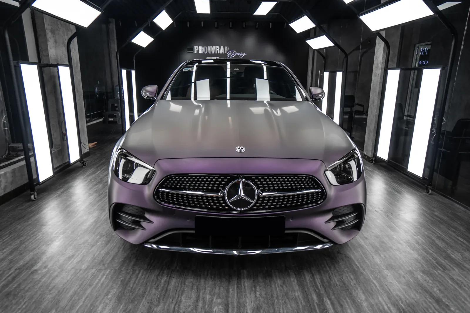 Dán đổi màu xe Mercedes E300 Matte Deep Purple chi tiết capo, đèn và lưới tản nhiệt
