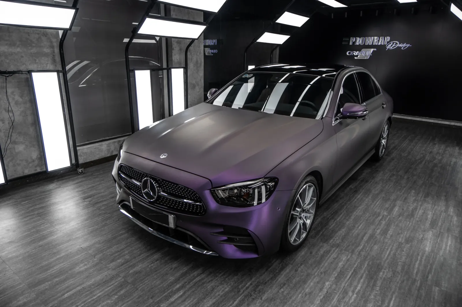 Dán đổi màu xe Mercedes E300 Matte Deep Purple toàn bộ thân xe