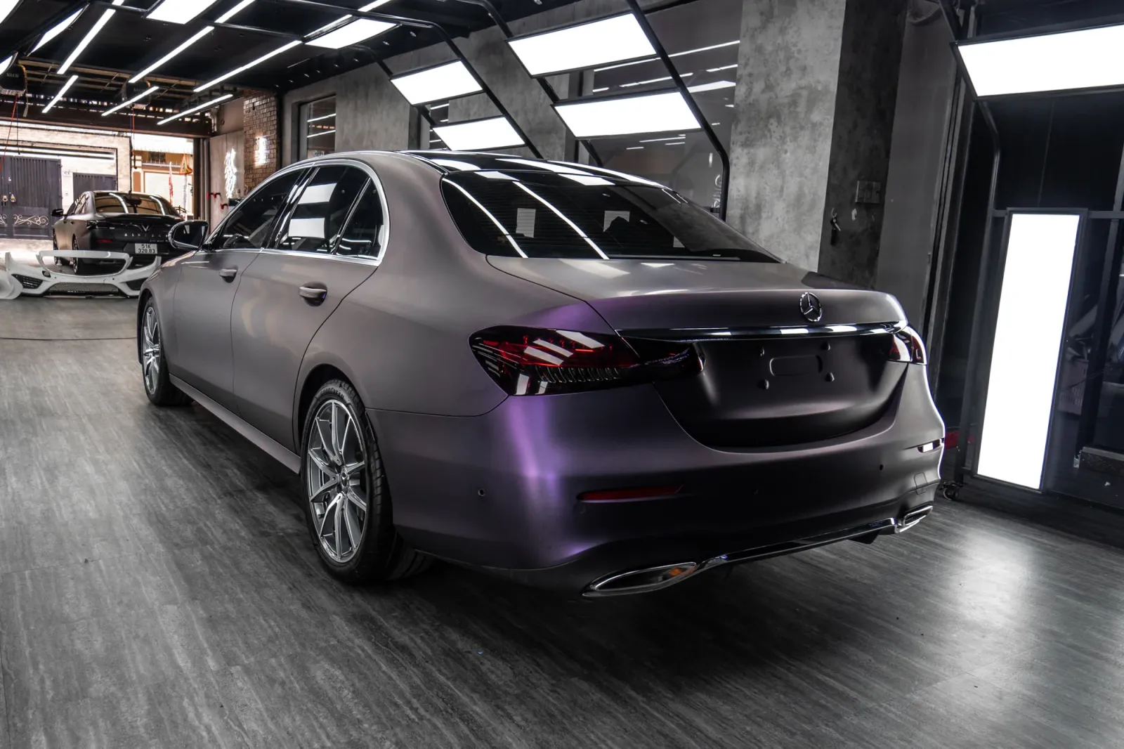 Dán đổi màu xe Mercedes E300 Matte Deep Purple góc 3/4 phía sau