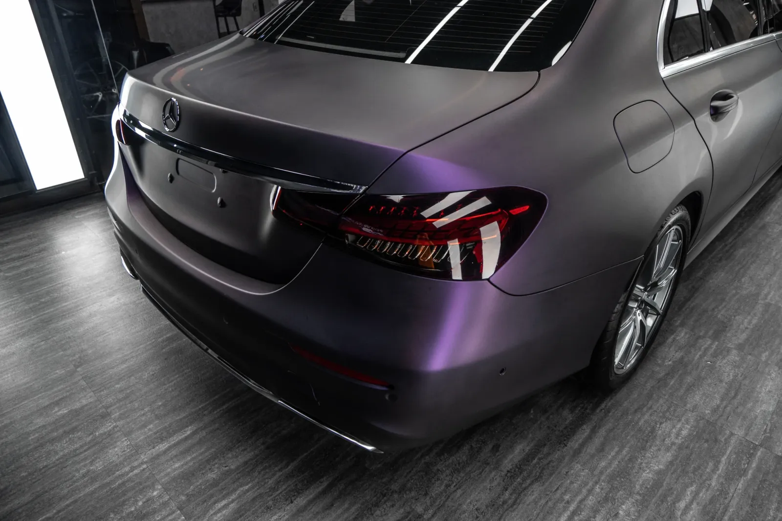 Dán đổi màu xe Mercedes E300 Matte Deep Purple toàn cảnh đèn sau