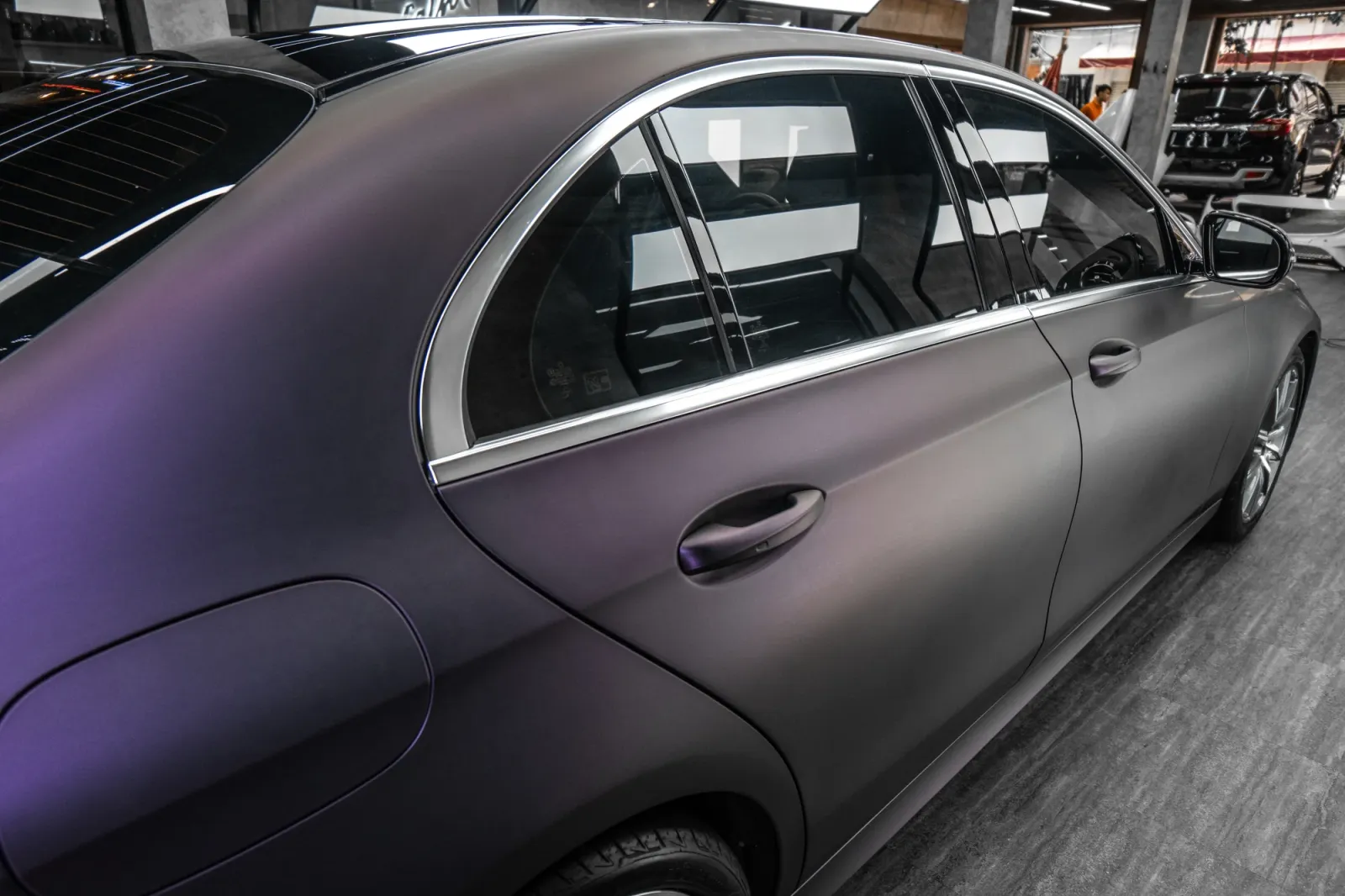 Mercedes E300 Matte Deep Purple chi tiết bề mặt matte và màu tím đậm