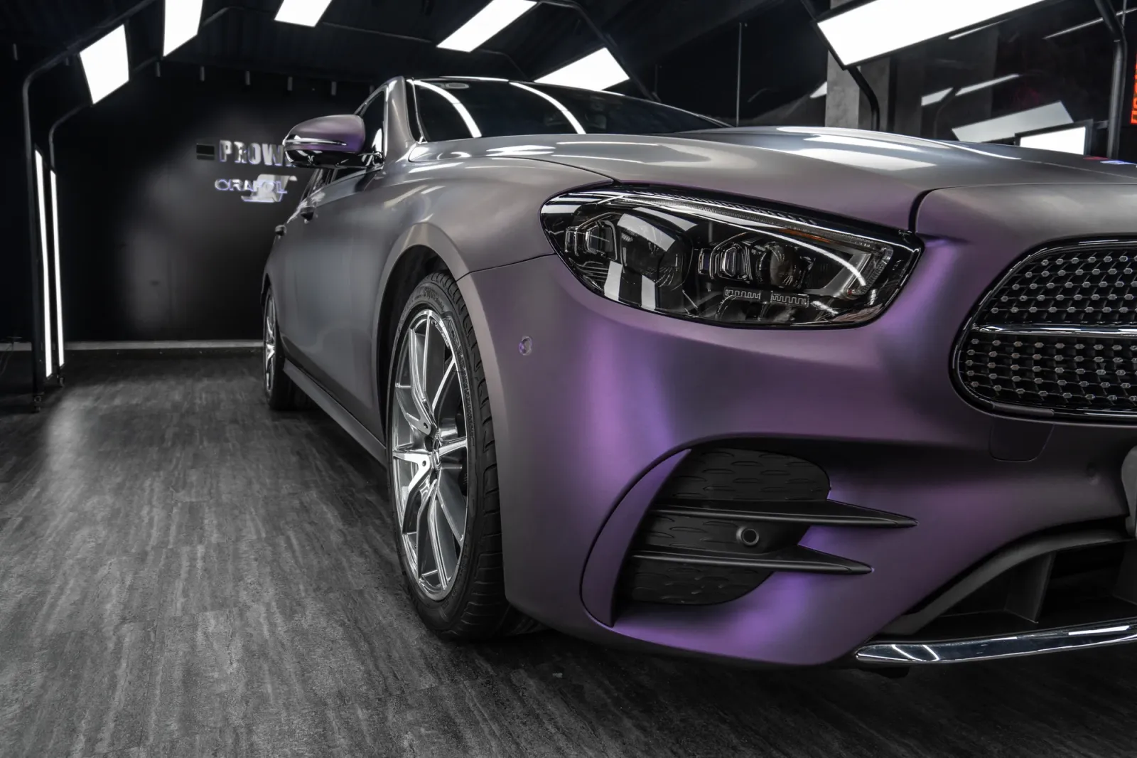 Dán đổi màu xe Mercedes E300 Matte Deep Purple góc 3/4 phía trước