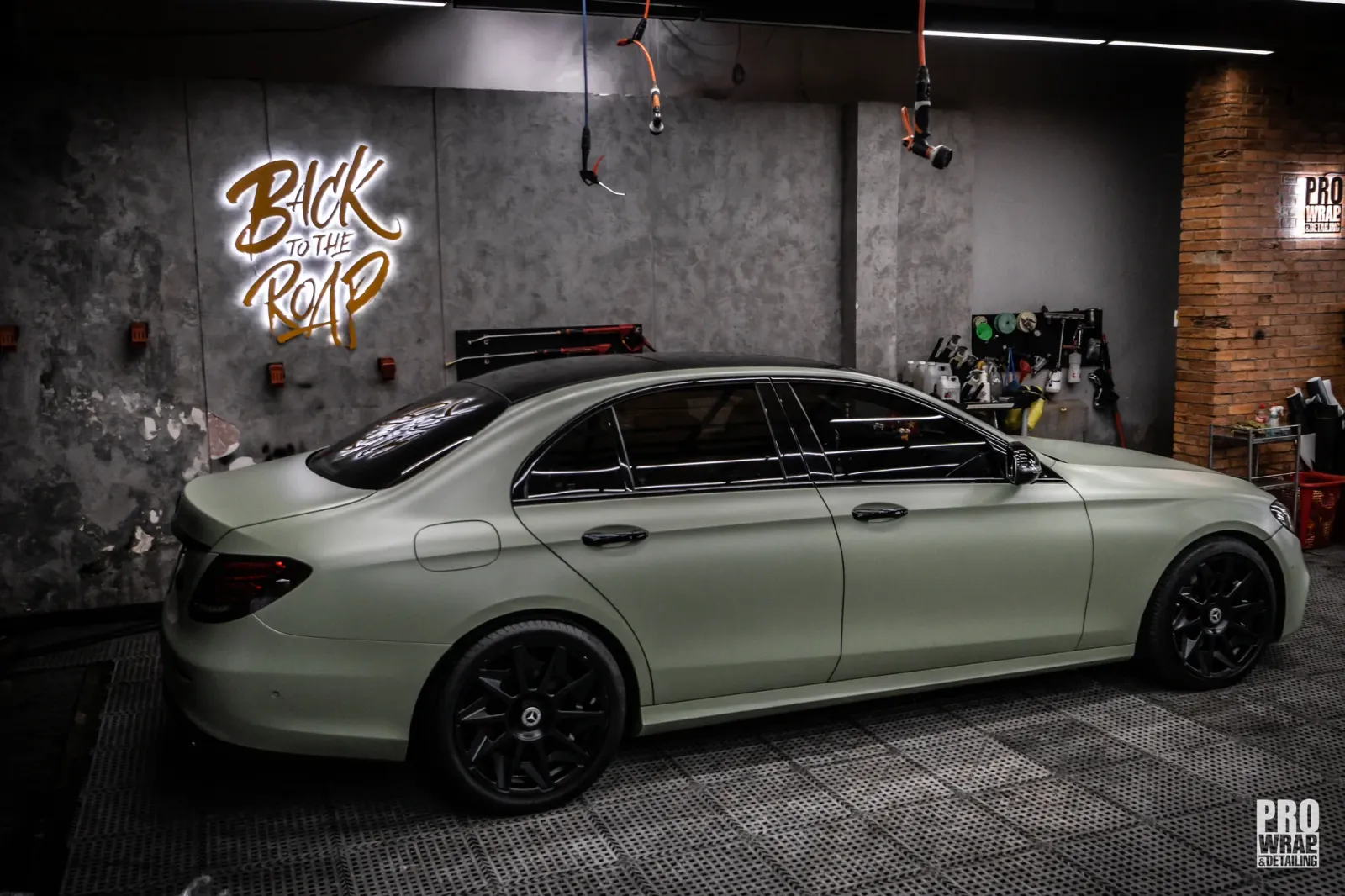 Dán đổi màu xe Mercedes-Benz E300 Matte Khaki Green tổng thể phía sau