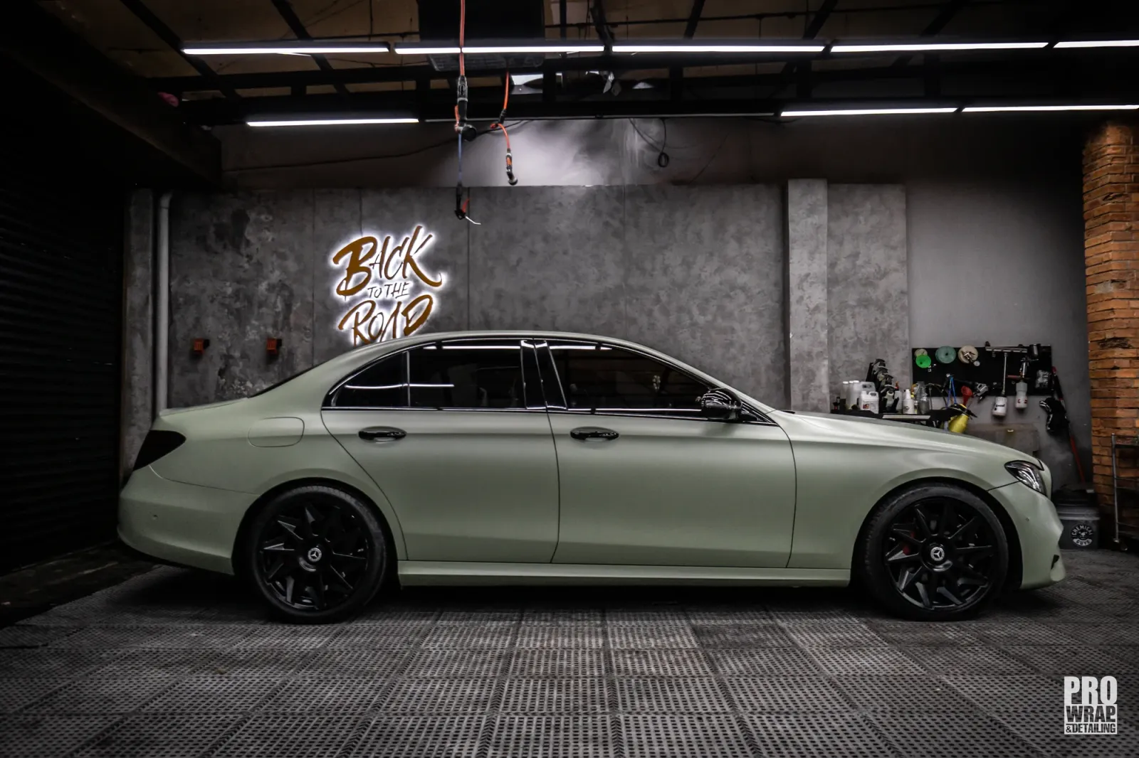 Dán đổi màu xe Mercedes-Benz E300 Matte Khaki Green góc ngang tổng thể