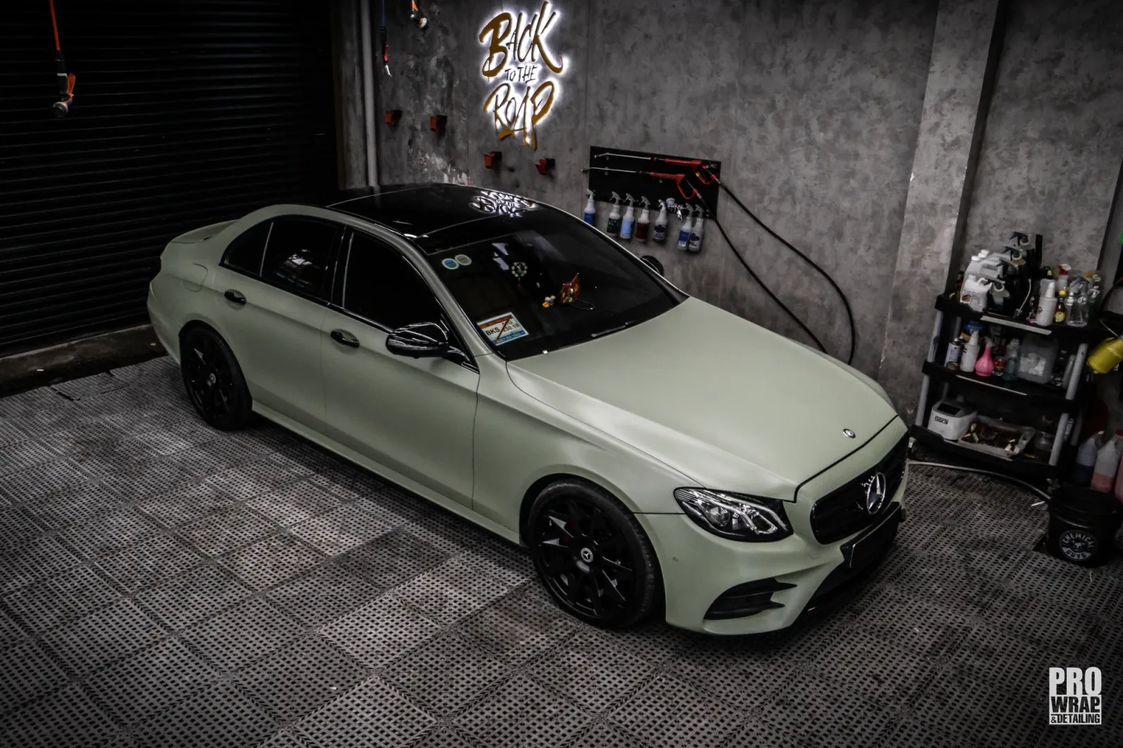 Mercedes-Benz E300 Matte Khaki Green tổng thể góc cao