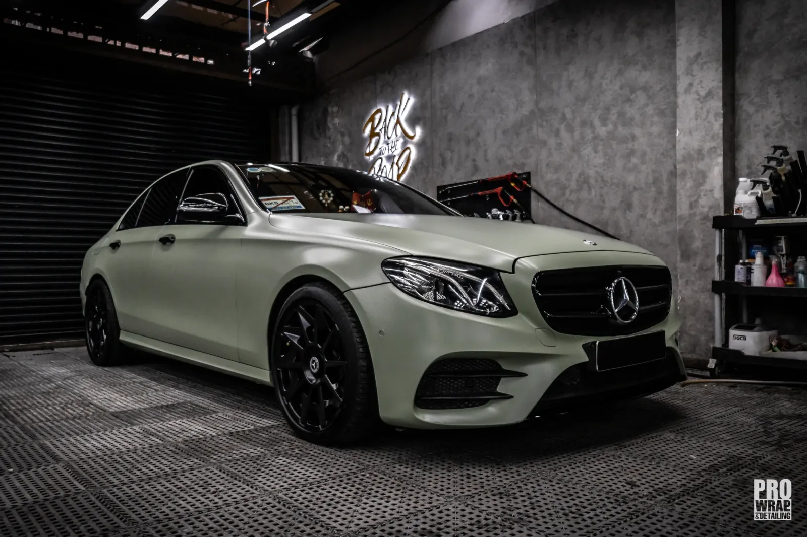Mercedes-Benz E300 Matte Khaki Green góc 3/4 phía trước