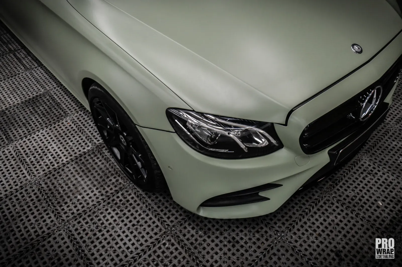 Dán đổi màu xe Mercedes-Benz E300 Matte Khaki Green cận cảnh capo
