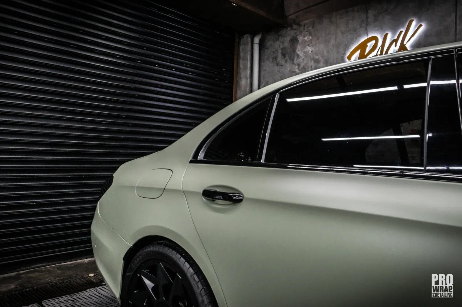 Dán đổi màu xe Mercedes-Benz E300 Matte Khaki Green chi tiết thân và cửa xe