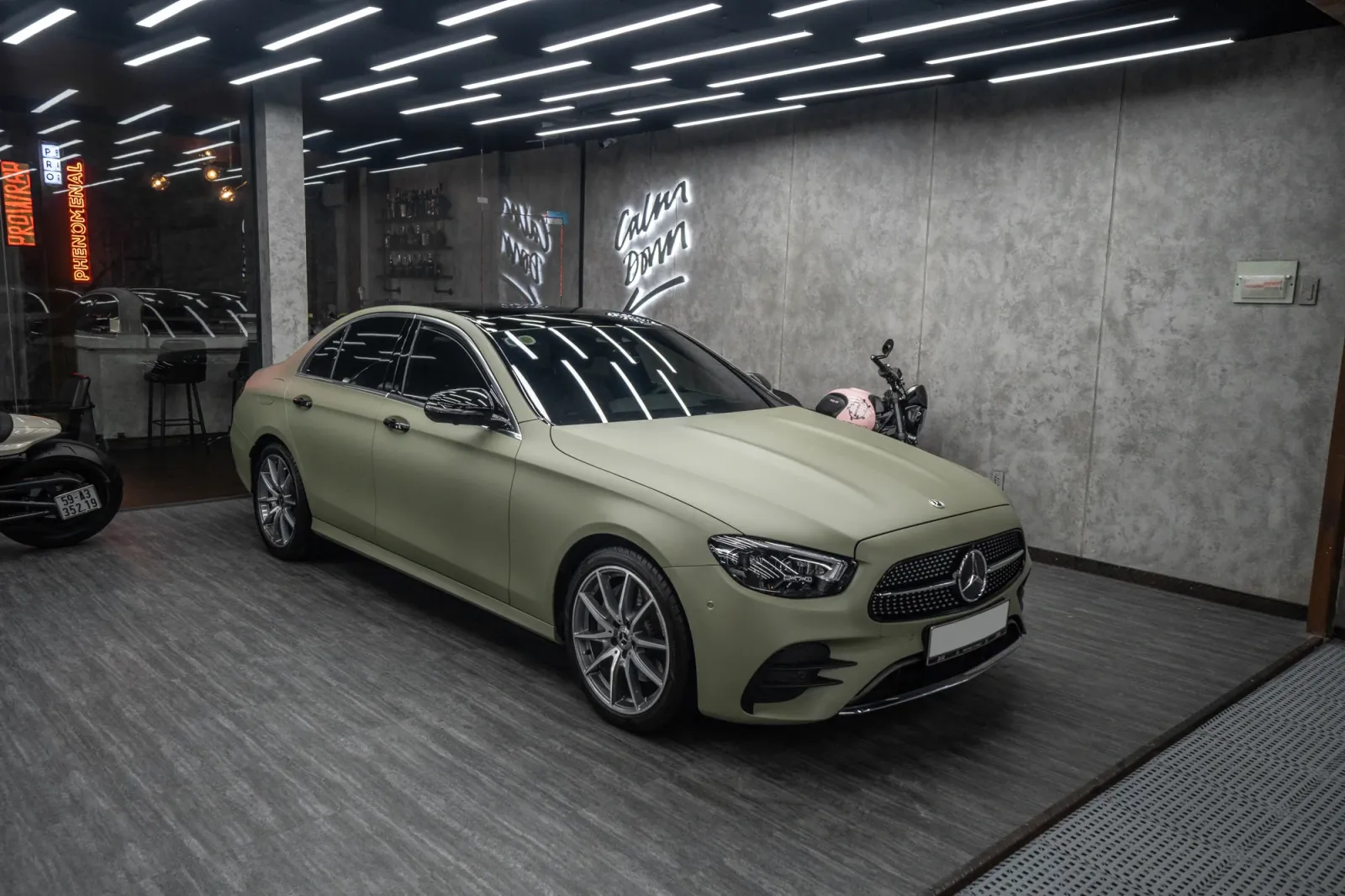Dán đổi màu xe Mercedes E300 Matte Khaki Green toàn cảnh ngoại thất