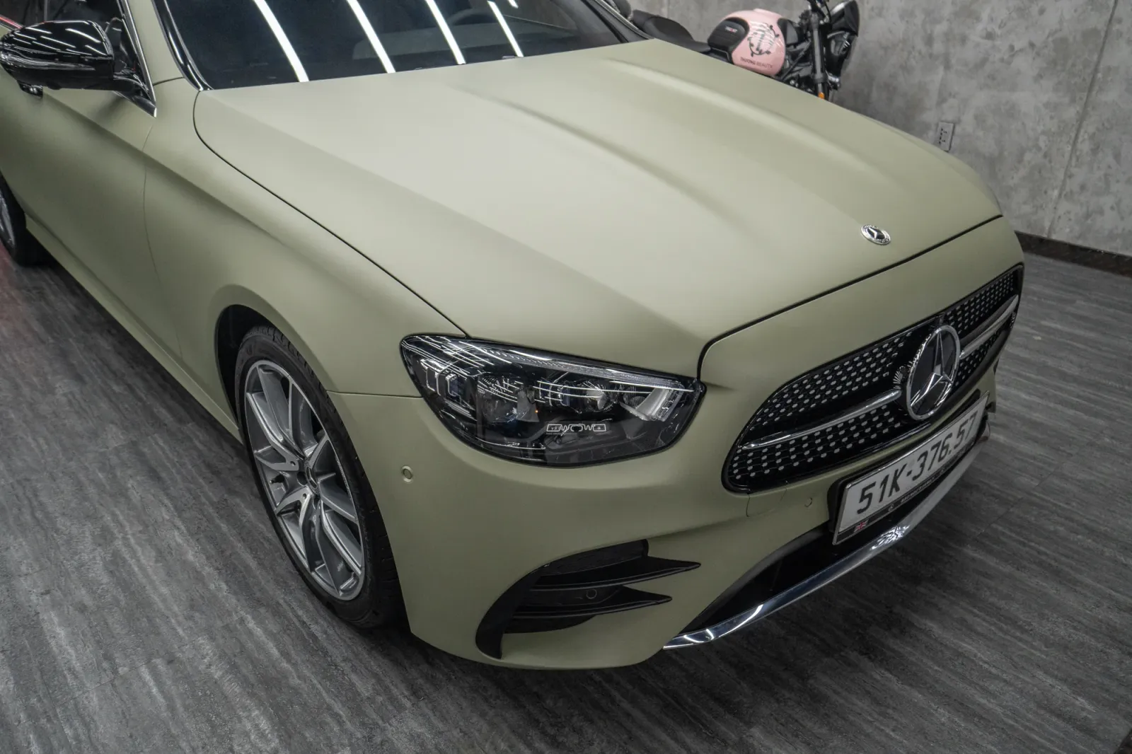 Dán đổi màu xe Mercedes E300 Matte Khaki Green chi tiết capo, đèn và lưới tản nhiệt