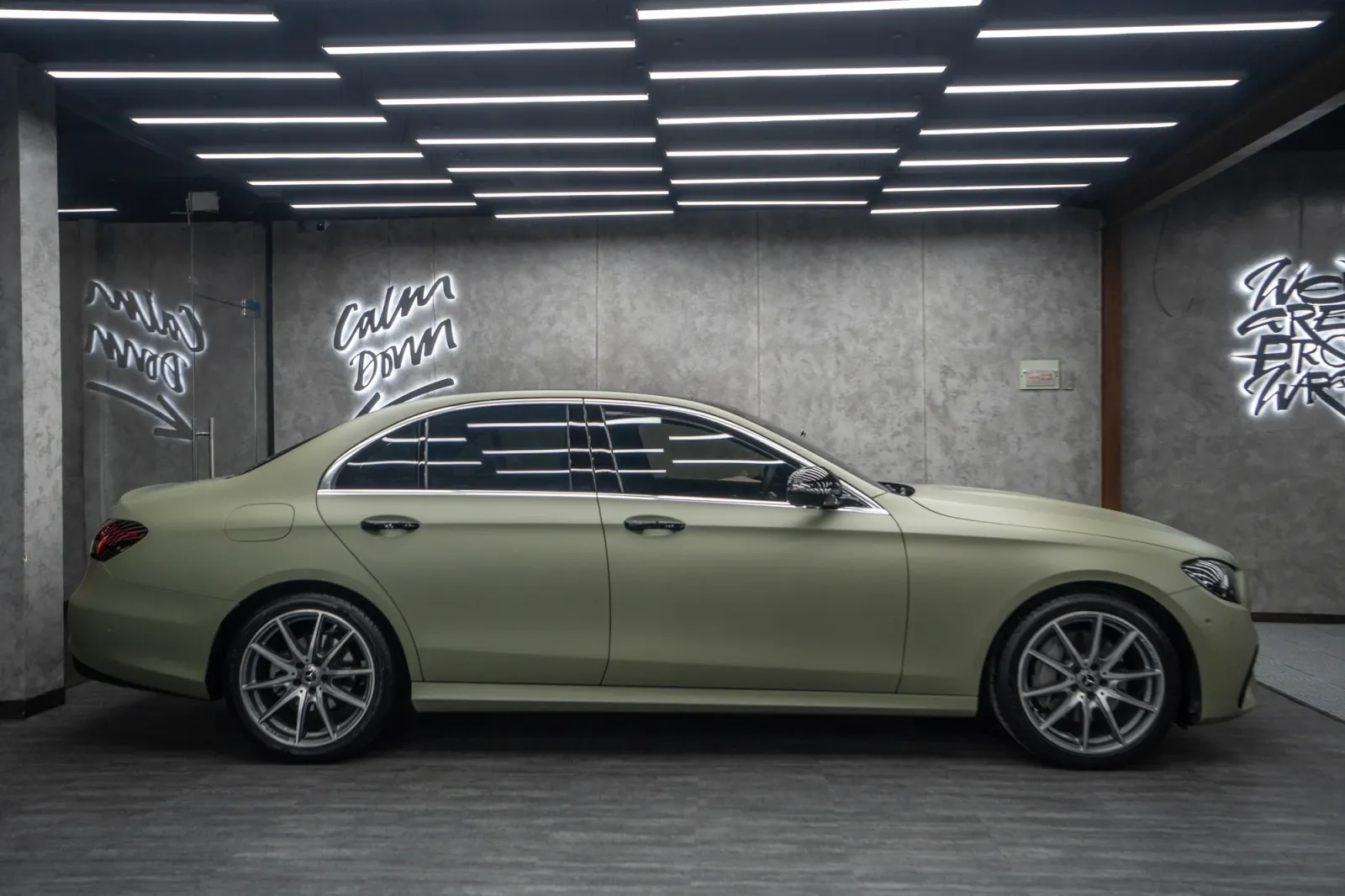 Dán đổi màu xe Mercedes E300 Matte Khaki Green toàn bộ thân xe