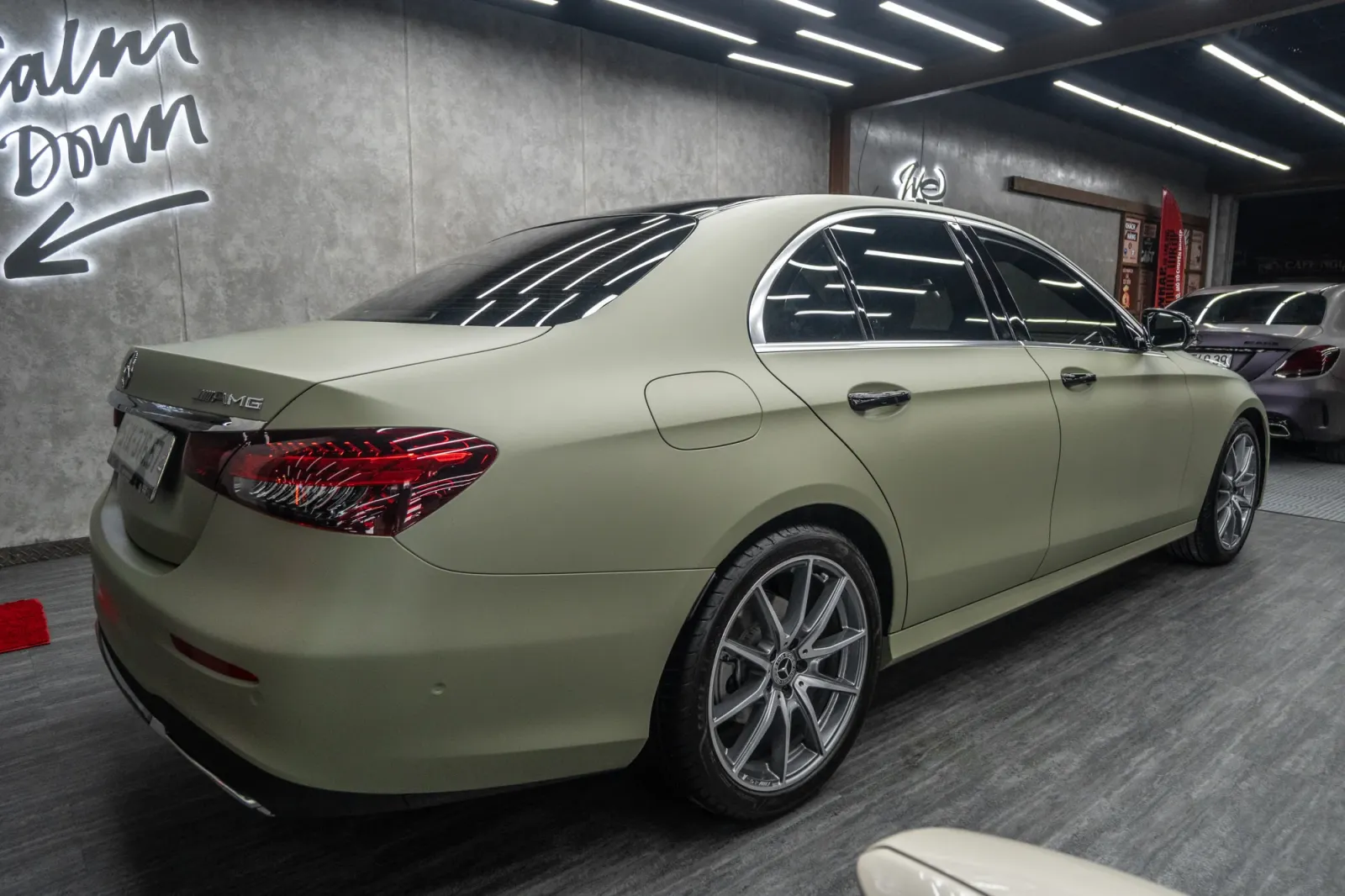 Dán đổi màu xe Mercedes E300 Matte Khaki Green góc 3/4 phía sau