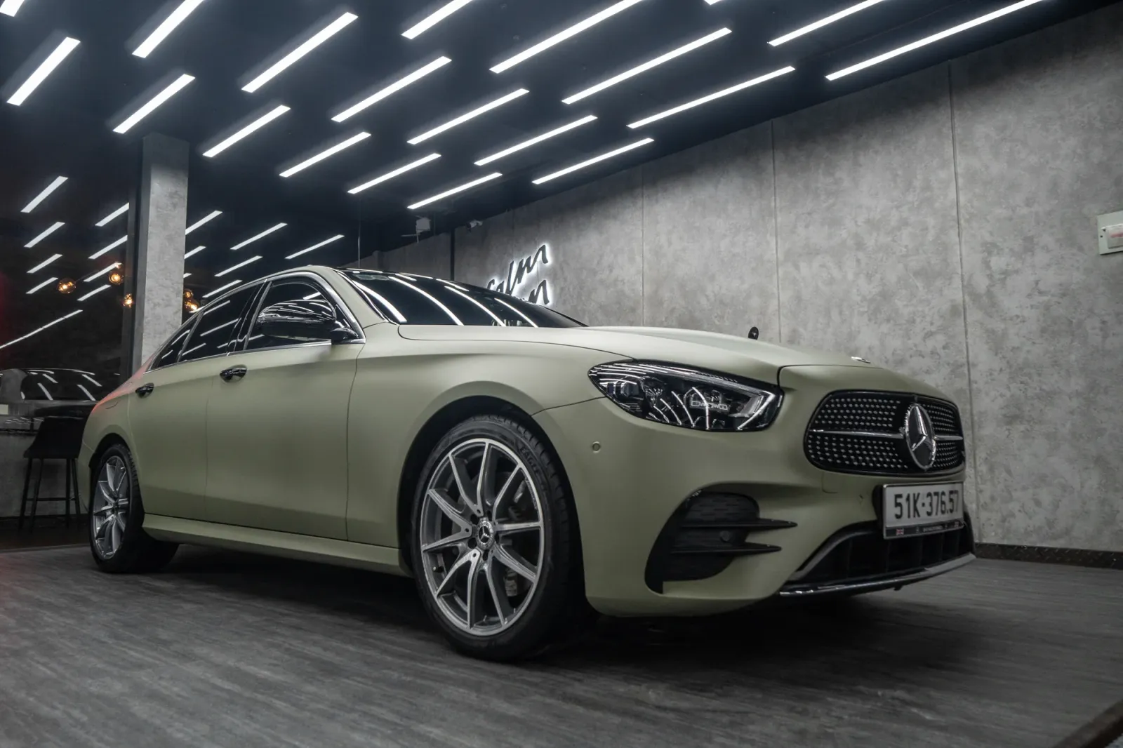 Mercedes E300 Matte Khaki Green chi tiết bề mặt matte và thân xe