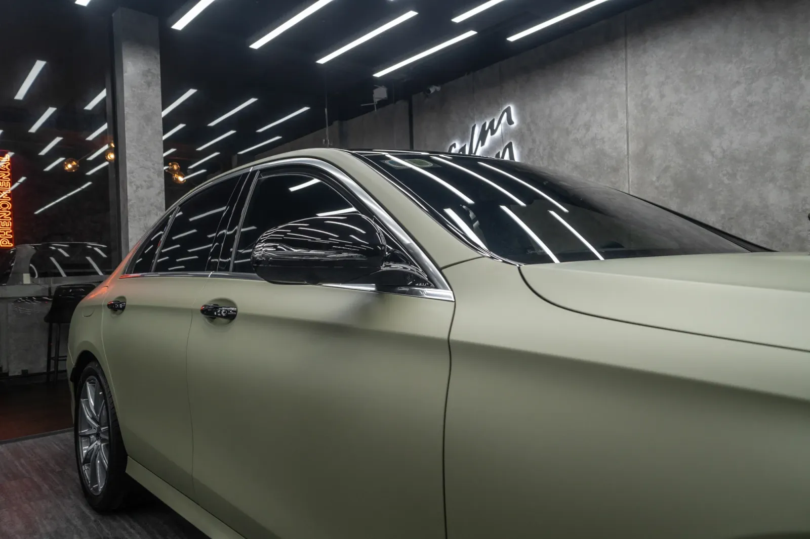 Dán đổi màu xe Mercedes E300 Matte Khaki Green góc 3/4 phía trước