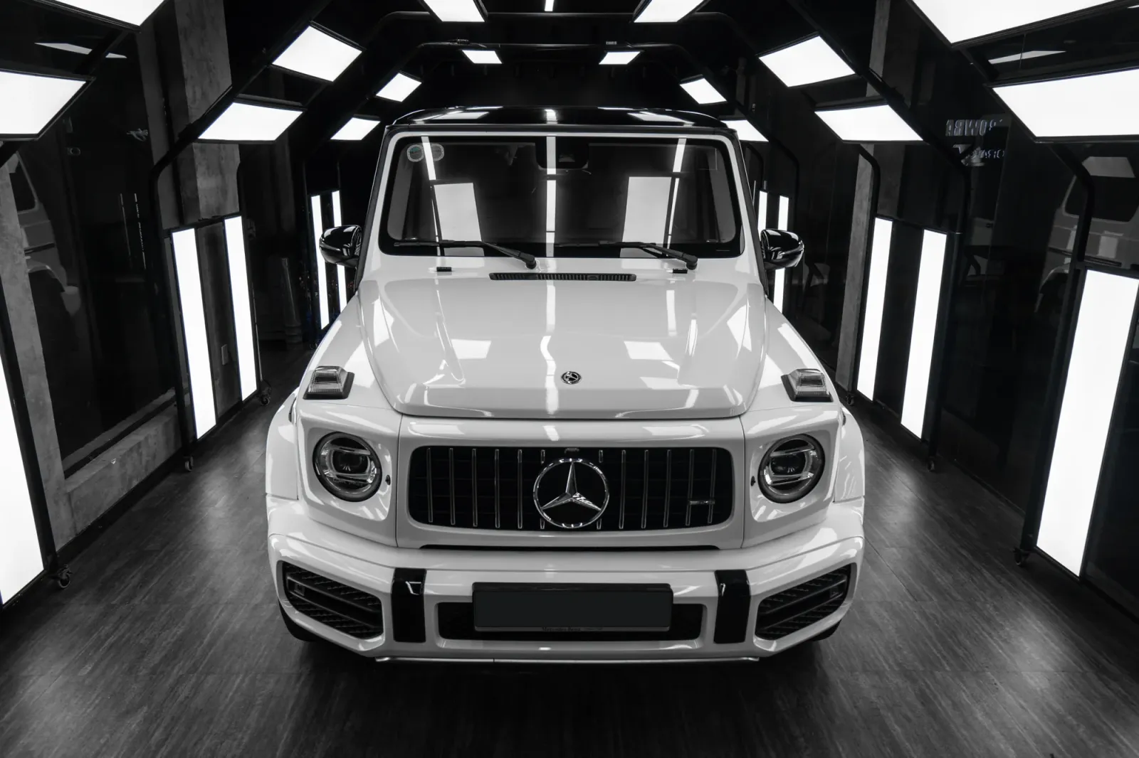 Dán đổi màu xe Mercedes-Benz G63 AMG Gloss White góc chính diện