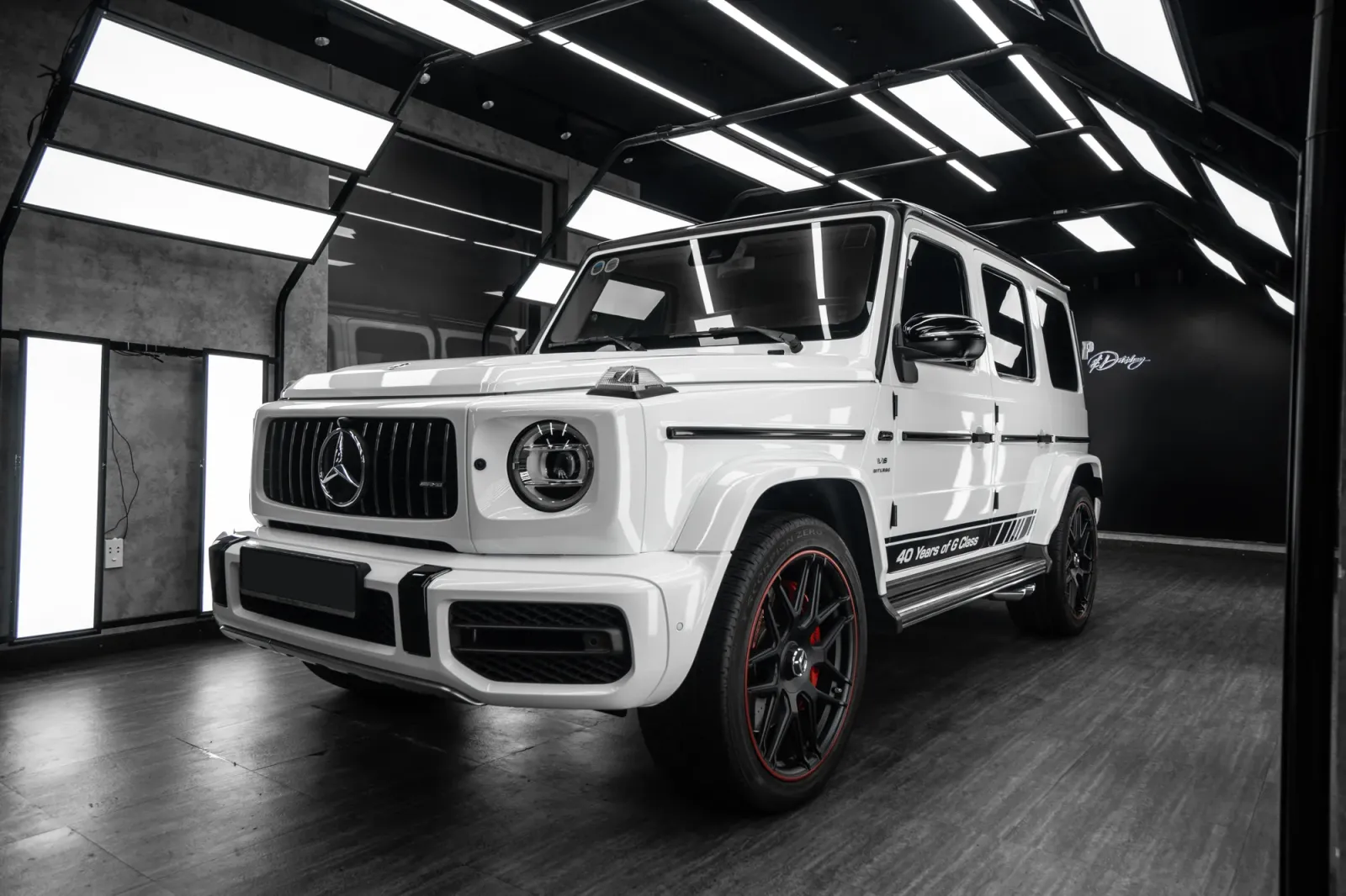 Dán đổi màu xe Mercedes-Benz G63 AMG Gloss White góc 3/4 phía trước