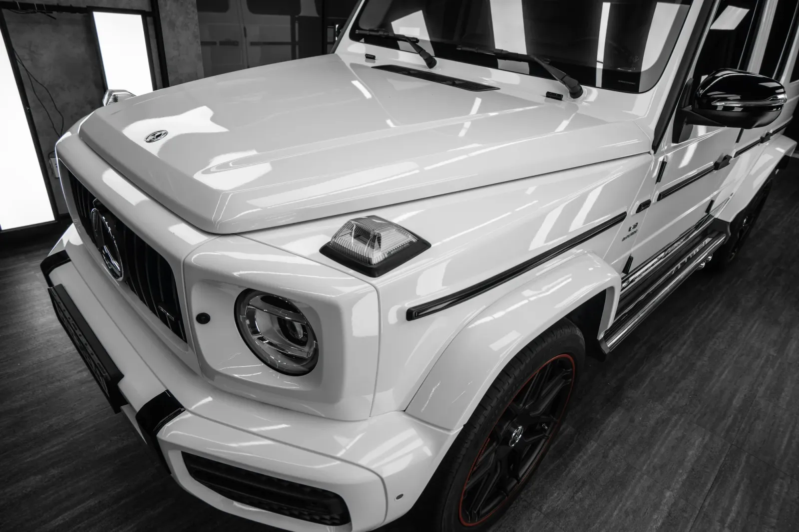 Dán đổi màu xe Mercedes-Benz G63 AMG Gloss White phần đầu và capo