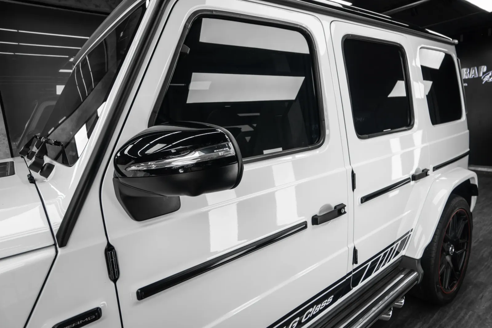 Dán đổi màu xe Mercedes-Benz G63 AMG Gloss White chi tiết thân và cửa