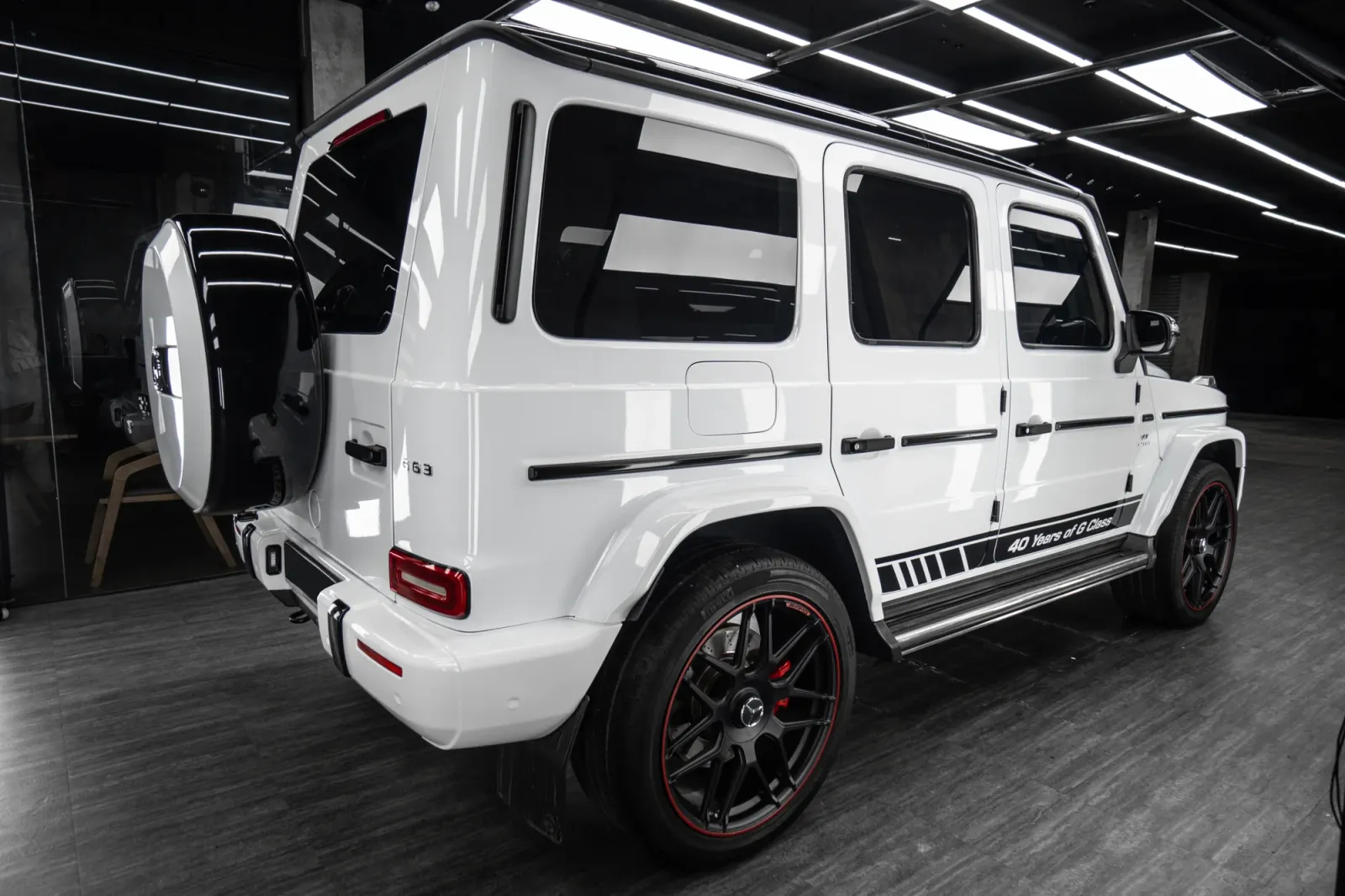 Mercedes-Benz G63 AMG Gloss White hoàn thiện phần đuôi xe
