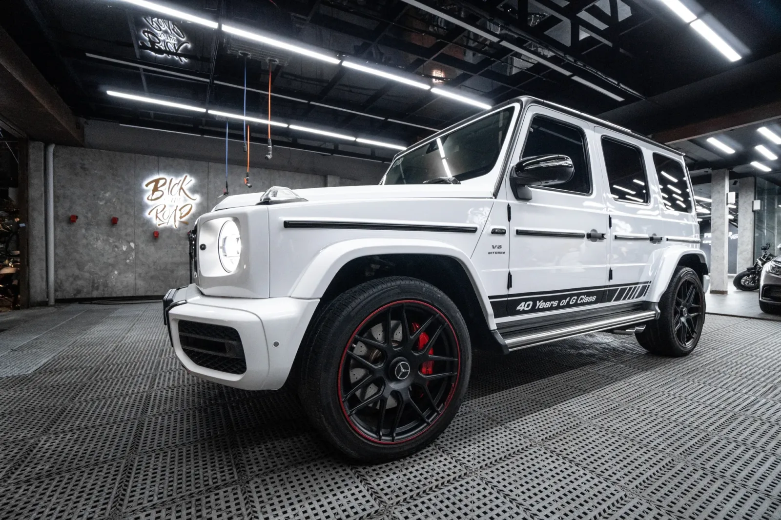 Dán đổi màu xe Mercedes-Benz G63 AMG Gloss White góc bên hông