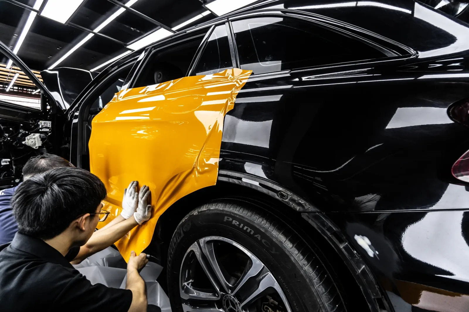 Dán đổi màu xe Mercedes-Benz GLC 300 Gloss Dark Yellow đang thi công phần hông xe