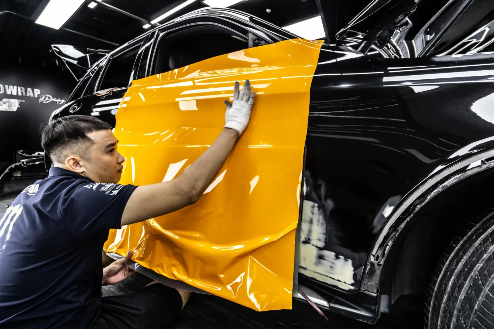 Thi công dán đổi màu xe Mercedes-Benz GLC 300 màu Gloss Dark Yellow trên thân xe