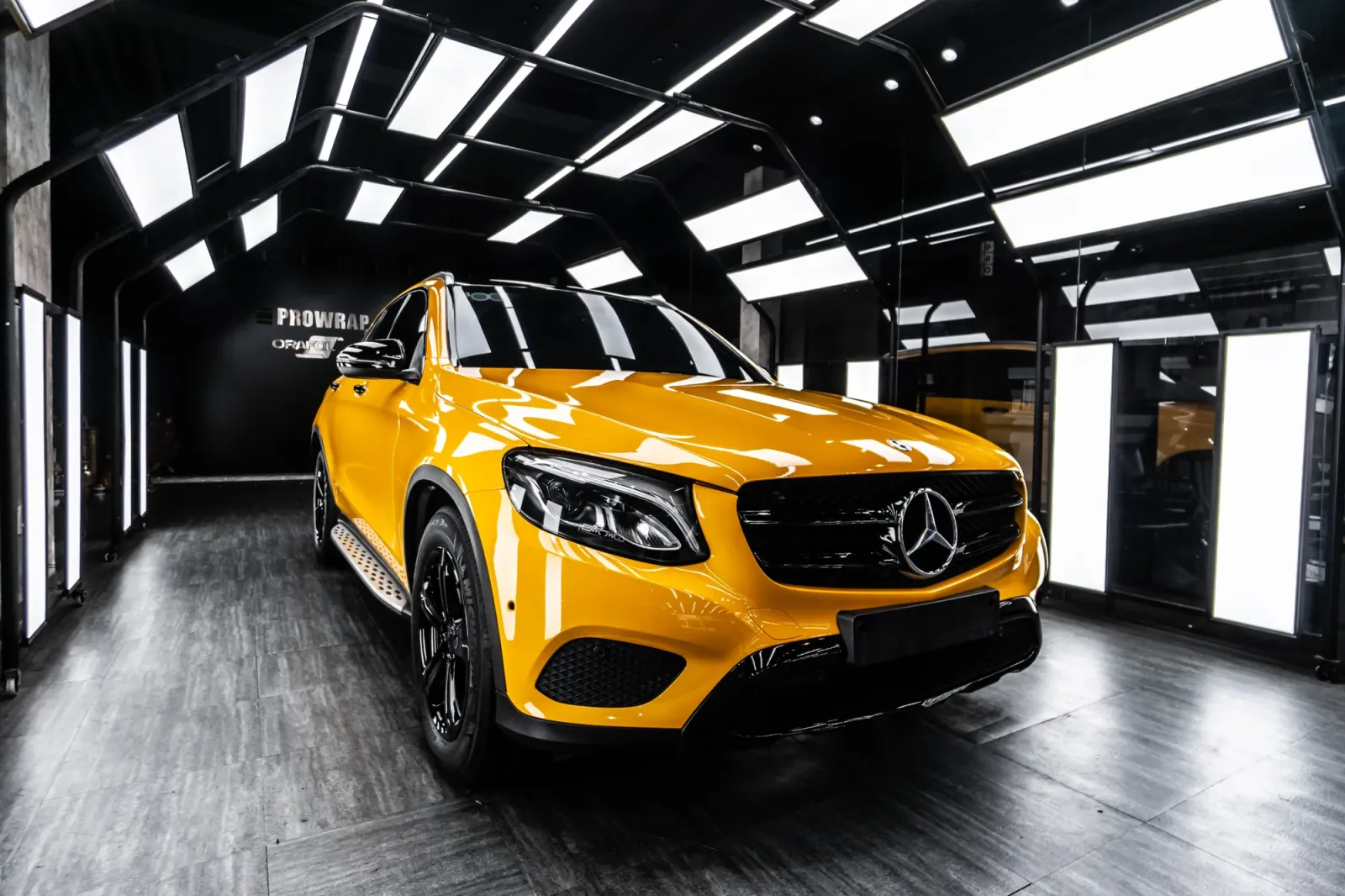 Mercedes-Benz GLC 300 Gloss Dark Yellow hoàn thiện góc 3/4 phía trước