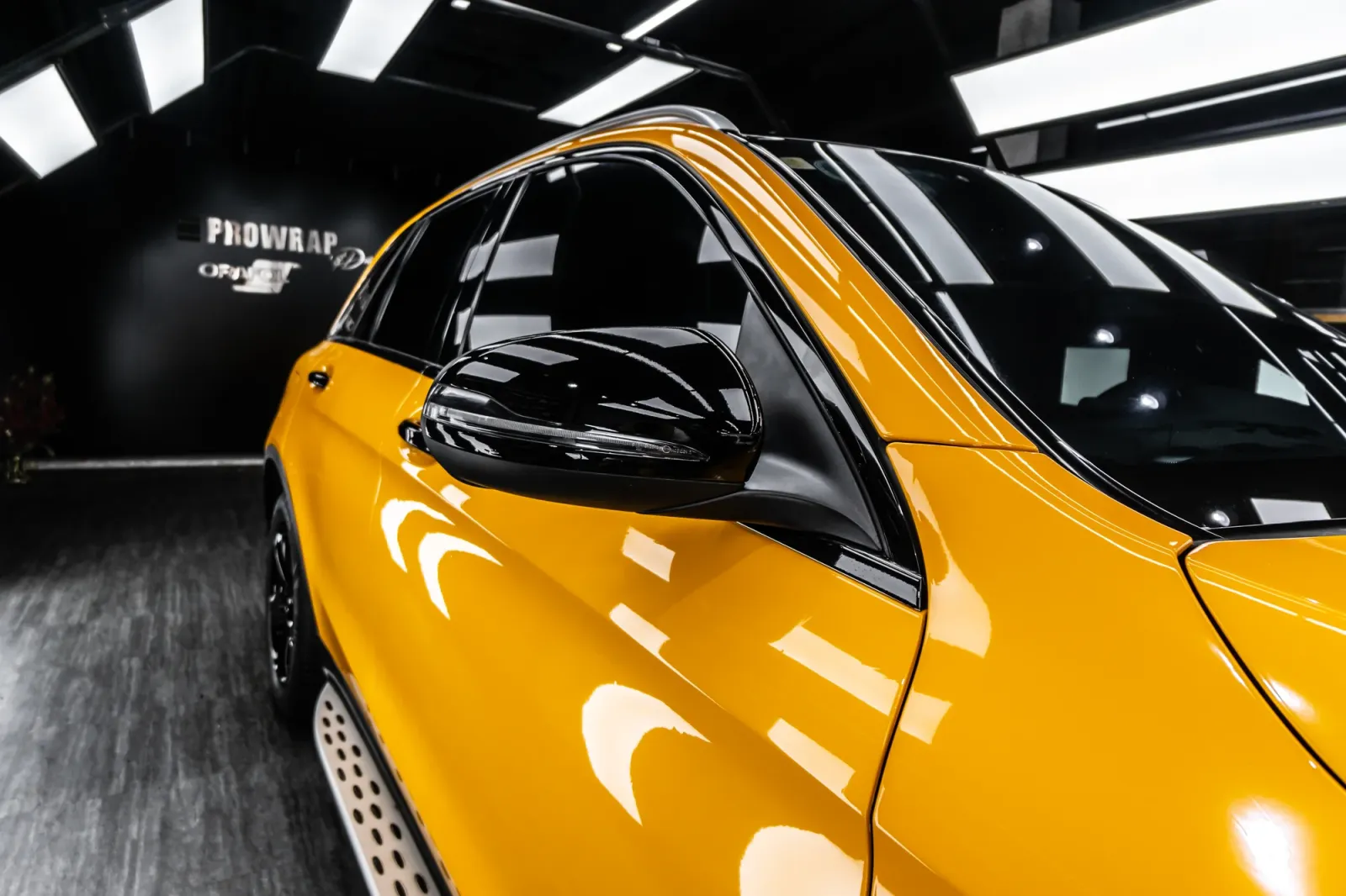 Dán đổi màu xe Mercedes-Benz GLC 300 Gloss Dark Yellow chi tiết thân và cửa