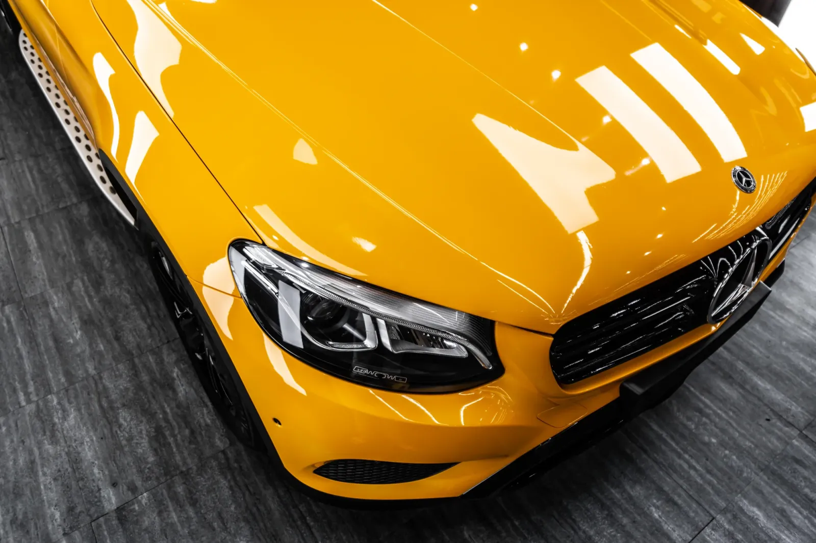 Mercedes-Benz GLC 300 Gloss Dark Yellow cận cảnh phần đầu và capo